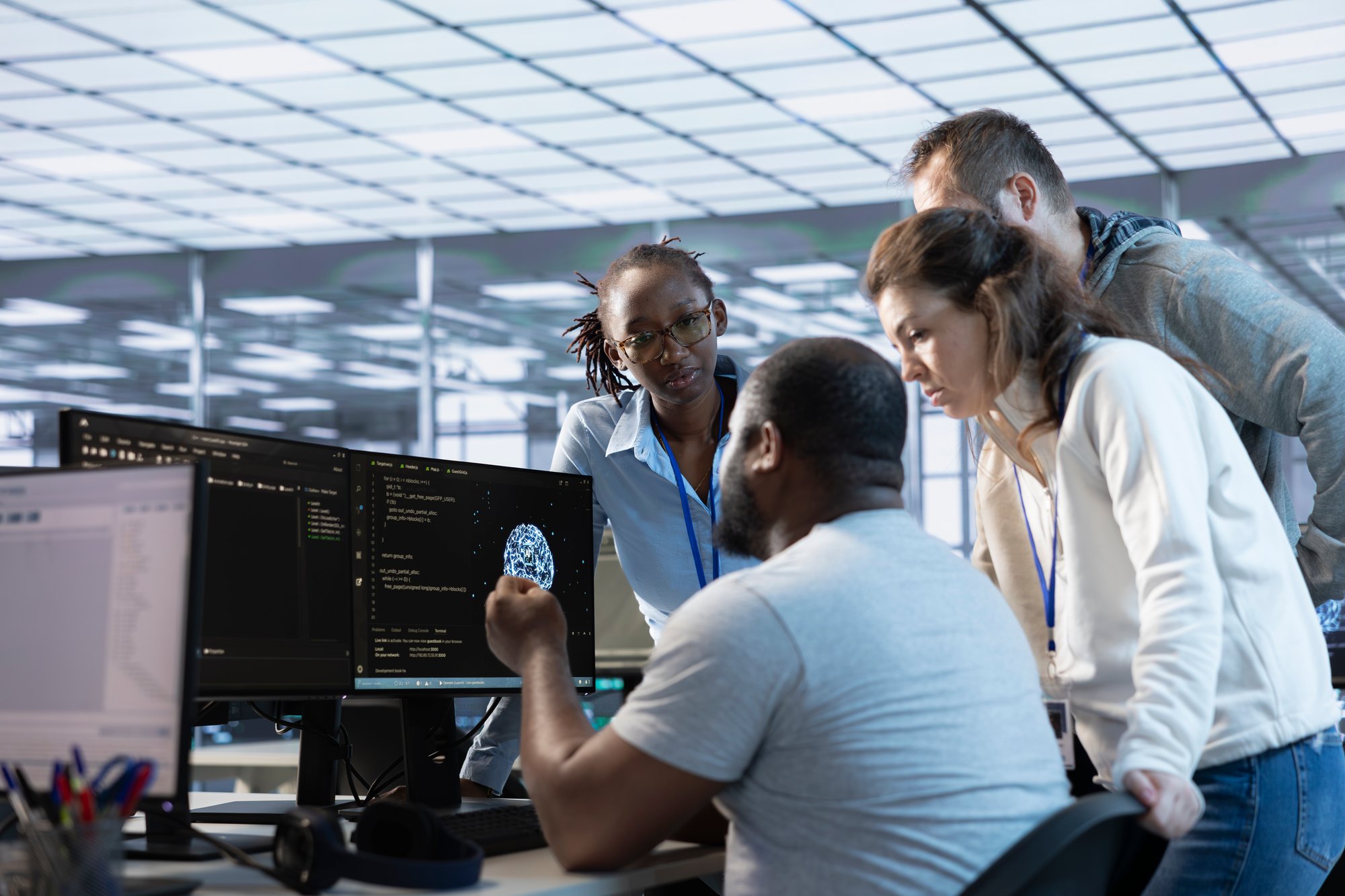 equipa-de-engenheiros-trabalhando-em-uma-fazenda-de-servidores-usando-pcs-para-analisar-dados